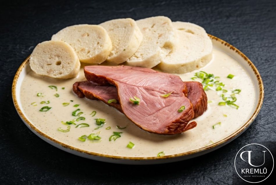 150g Uzená plec, křenová omáčka, houskový knedlík